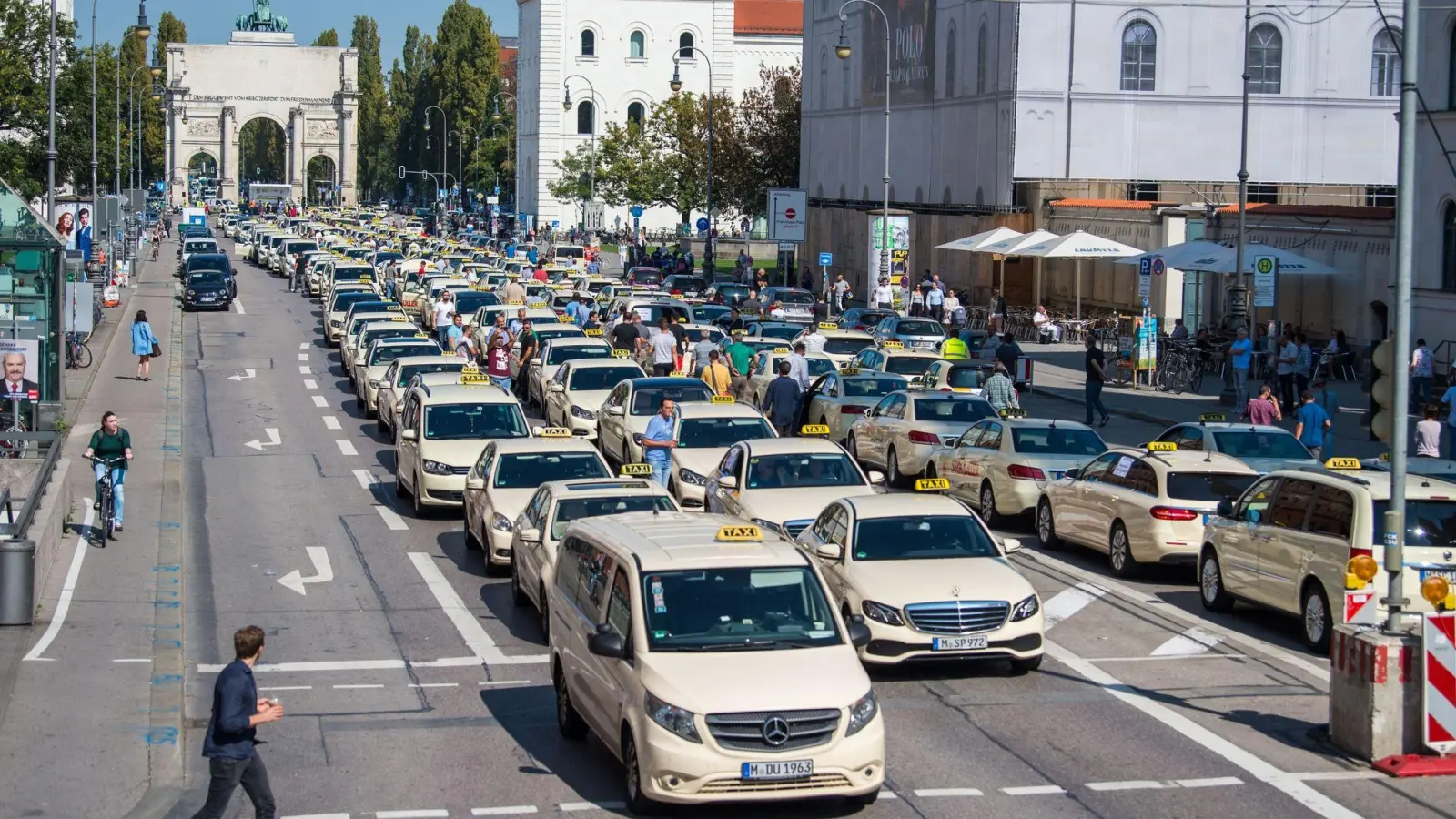 Münchner Taxifahrer können vorab bestellte Fahrten ab September zu Festpreisen anbieten. (Foto: Lino Mirgeler/dpa)