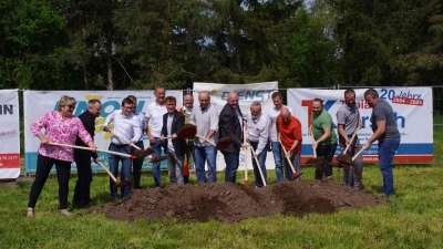 Zum Spatenstich für das Nahwärmenetz in Ornbau trafen sich Mitglieder und Vorstand der Genossenschaft sowie Vertreter der verschiedenen beteiligten Firmen. (Foto: Winfried Walter)