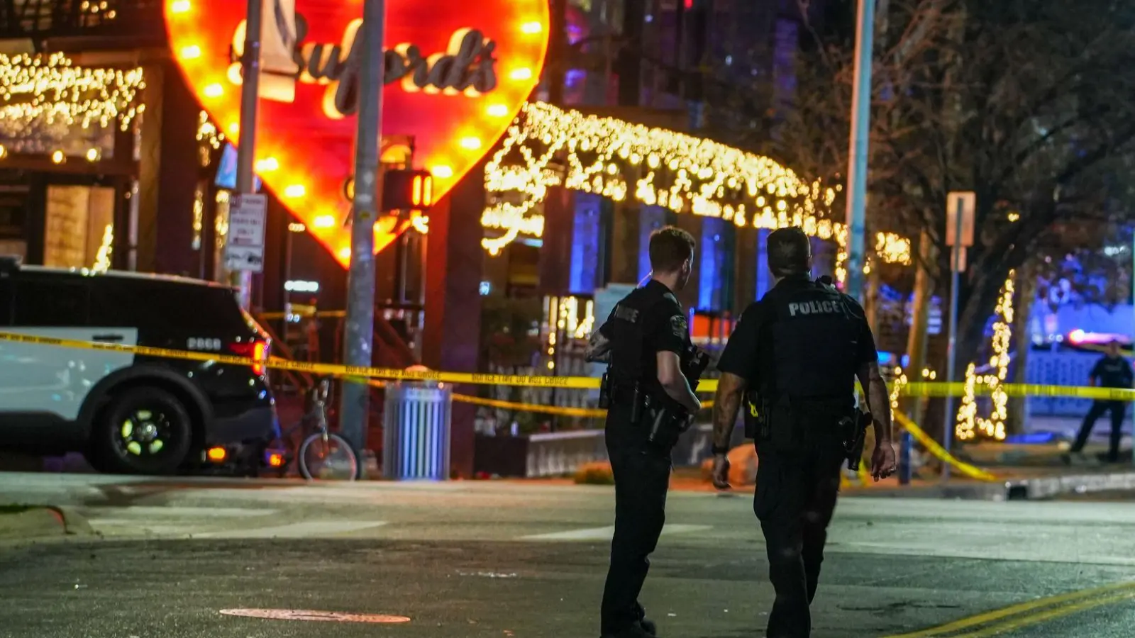 Polizeibeamte bewachen den Tatort nach Schüssen in einer Bar im texanischen Austin. (Foto: Ricardo B. Brazziell/Austin American-Statesman/AP/dpa)