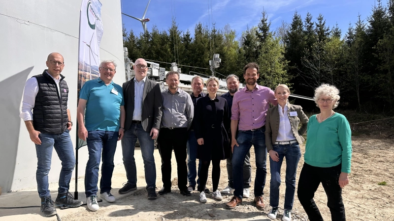 Freude über den Abschluss eines Mammutprojekts: Die Grünen-Fraktionsvorsitzende des Bayerischen Landtags, Katharina Schulze (5. v. r.) würdigte das Engagement der Gemeinde Weiltingen und der daran beteiligten Unternehmen: Jürgen Joos (Geschäftsführer der Firma Fuchs), Reinhold Zeilinger, der designierte Weiltinger Bürgermeister Stefan Carmanns, der amtierende Christoph Schmidt, sein Stellvertreter Stefan Walter (von links), Grünen-Fraktionsvorsitzende im Kreistag Gabi Scharf, Katrin Held (Naturstrom Zeilinger), MdL Martin Stümpfig und Grünen-Kreisrat Philipp Hörber (von rechts). (Foto: Martina Haas)