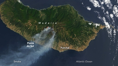 Der Rauch der Waldbrände zieht über die Insel Madeira. Zuvor war Portugal in diesem Sommer von größeren Waldbränden verschont geblieben. (Foto: Nasa Earth/ZUMA Press Wire/dpa)