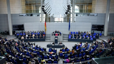 Friedrich Merz, Vorsitzender der CDU/CSU-Bundestagsfraktion, spricht in der 213. Plenarsitzung der 20. Legislaturperiode im Deutschen Bundestag.<br><br>Der Bundestag soll sich für einen sehr hohen Kredit entscheiden. (zu dpa: «Tage der Entscheidung für Finanzpaket - Anträge in Karlsruhe») (Foto: Bernd von Jutrczenka)