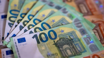 Mehr als eine Million Euro in bar hatte ein Autofahrer in Schwaben im Wagen. (Symbolbild)  (Foto: Monika Skolimowska/dpa)