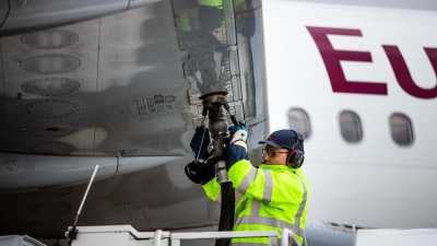Das Luftfahrtbundesamt soll künftig überwachen, dass dem Flugbenzin ausreichend nachhaltige Kraftstoffe beigemischt werden.  (Foto: Christoph Schmidt/dpa)