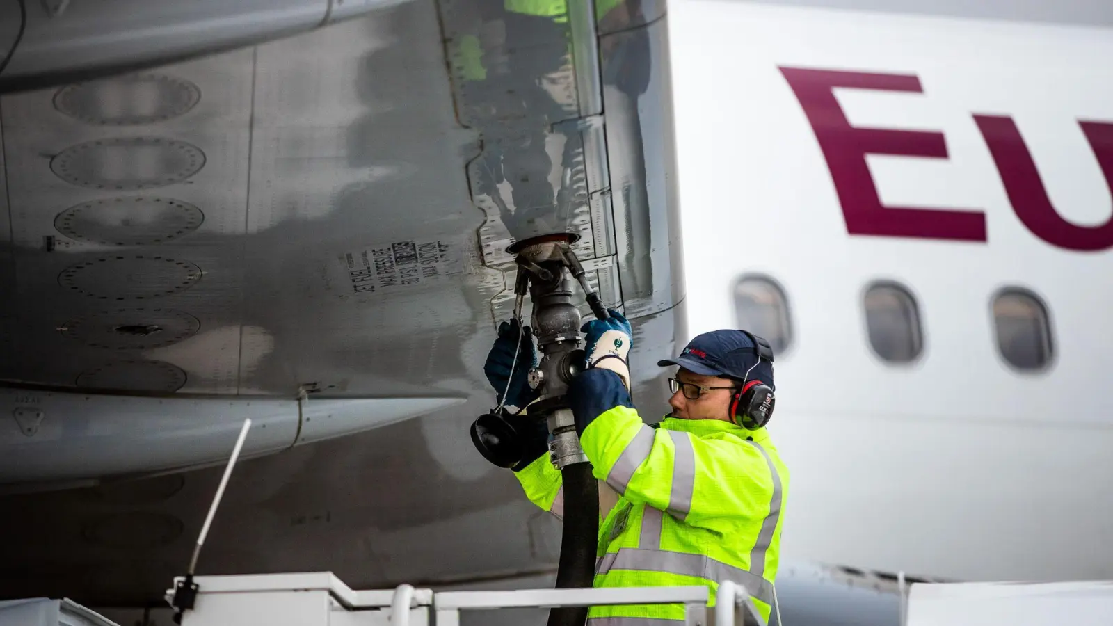 Das Luftfahrtbundesamt soll künftig überwachen, dass dem Flugbenzin ausreichend nachhaltige Kraftstoffe beigemischt werden.  (Foto: Christoph Schmidt/dpa)