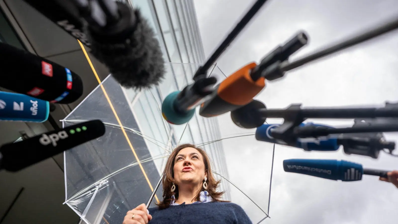 CDU-Generalsekretärin Franziska Hoppermann steht zu Beginn der Präsidiumsklausur im Regen. (Foto: Michael Kappeler/dpa)