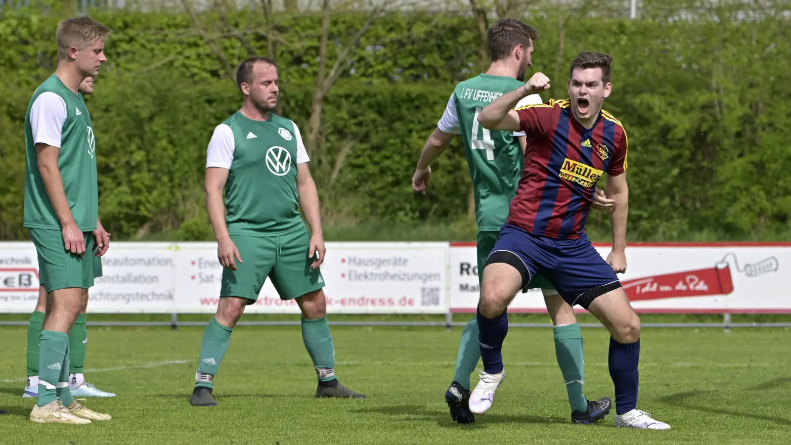 Des einen Freud... Im Bezirksligaspiel beim FV Uffenheim bejubelt Jan Scholz seinen Treffer zum 2:0 für den TuS Feuchtwangen. Die FVUler schauen bedröppelt. (Foto: Martin Rügner)