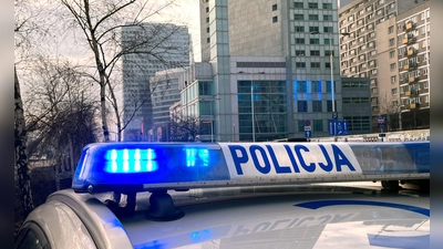 Ein Streifenwagen der polnischen Polizei (Policja) steht auf einer Straße. (Symbolbild) (Foto: Doris Heimann/dpa)