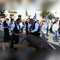 Die Arbeiten mit Holz zogen beim Handwerkermarkt in Uffenheim wie in jedem Jahr interessierte Blicke auf sich. (Foto: Gerhard Krämer)