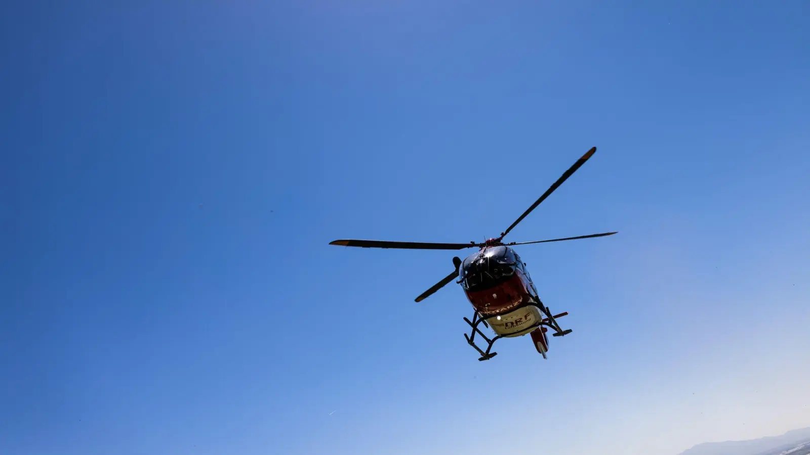 Mit einem Rettungshubschrauber wurde der Jugendliche in ein Krankenhaus gebracht. (Symbolbild) (Foto: Philipp von Ditfurth/dpa)