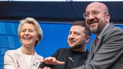 EU-Kommissionpräsidentin Ursula von der Leyen (l-r), der ukrainische Präsident Wolodymyr Selenskyj und EU-Ratspräsident Charles Michel in Brüssel (Februar 2023). (Foto: Nicolas Maeterlinck/BELGA/dpa)