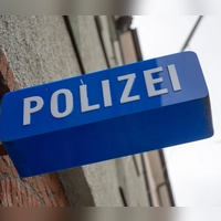 Ein 64-Jähriger parkte sein Motorrad vor der Dienststelle in Neustadt/Aisch und musste dieses dort notgedrungen stehen lassen. Er durfte noch nicht fahren.  (Symbolbild: Peter Kneffel/dpa)