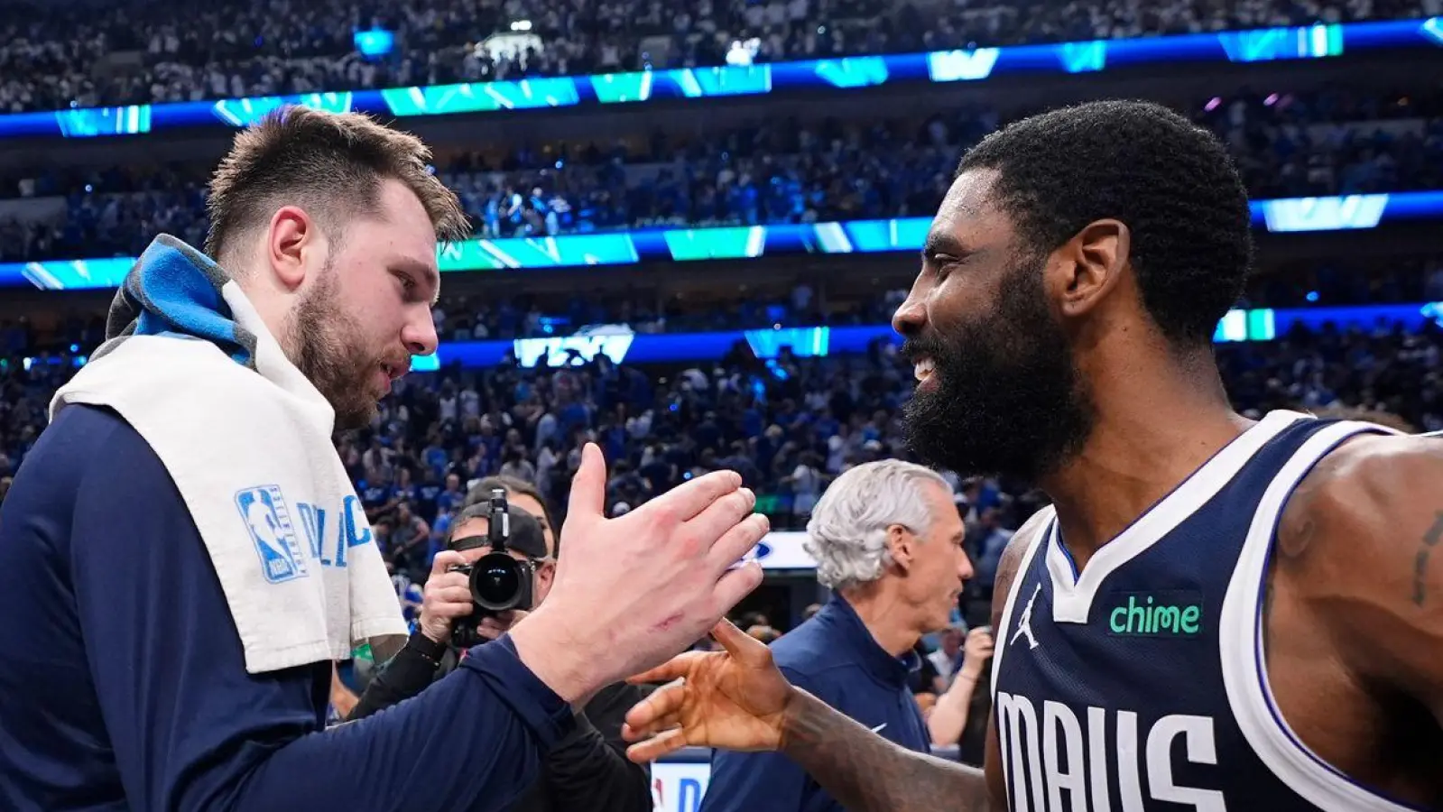 Mavericks-Guards Luka Doncic (l) und Kyrie Irving feiern den Sieg. (Foto: Julio Cortez/AP/dpa)