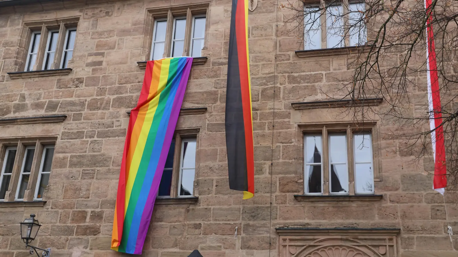 Die Regenbogenflagge war rund um den Winter-CSD am Samstag, 8. November, am Stadthaus in Ansbach zu sehen. (Foto: Oliver Herbst)