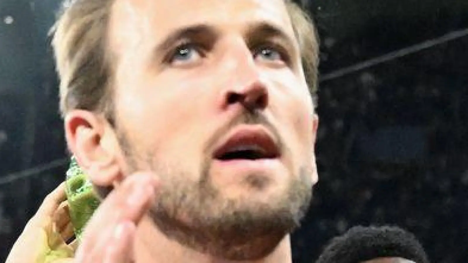 Besiegt, aber noch nicht geschlagen: Harry Kane (vorne) und Kollegen danken den mitgereisten Bayern-Fans für die Unterstützung im Parc des Princes. (Foto: Federico Gambarini/dpa)