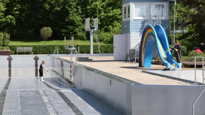 Der Frühjahrsputz im Scheinfelder Freibad läuft derzeit, damit am 17. Mai die Saison starten kann. (Foto: Andreas Reum)