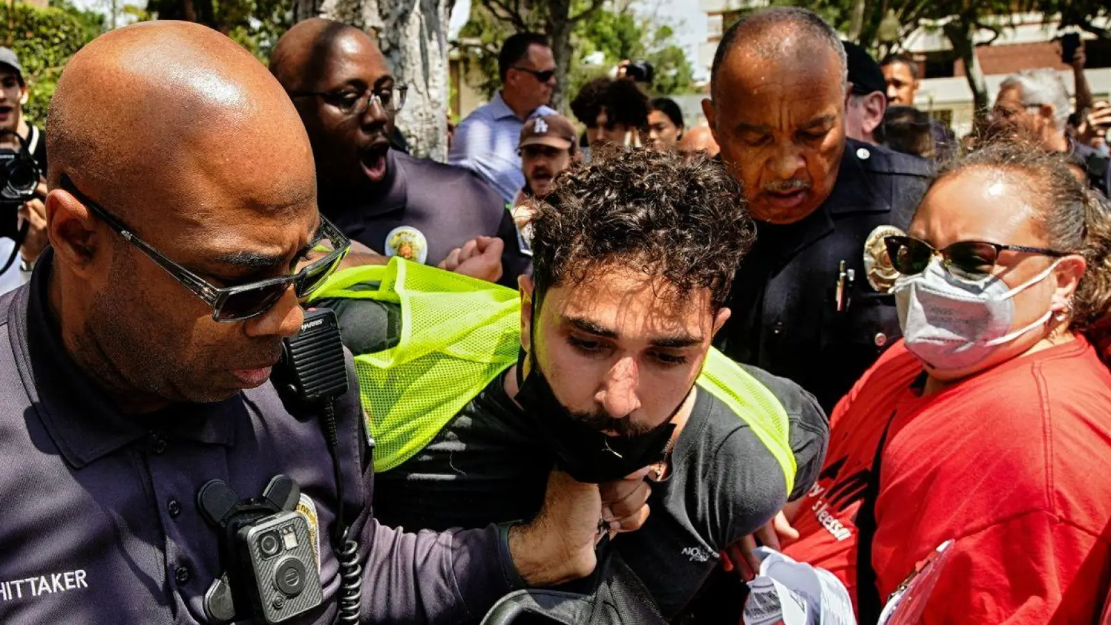 Ein Demonstrant der University of Southern California wird während einer pro-palästinensischen Besetzung des Alumni-Parks in Los Angeles von Beamten des USC Department of Public Safety festgehalten. (Foto: Richard Vogel/AP/dpa)