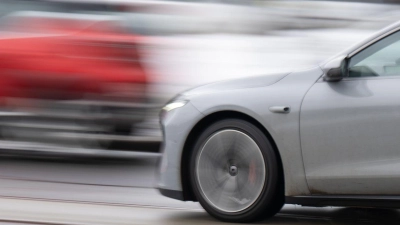 Mit bis zu 200 km/h soll ein 36-Jähriger vor der Polizei bei Burgbernheim geflohen sein. Vor Gericht weist der Beschuldigte die Vorwürfe zurück. (Symbolbild: Robert Michael/dpa)