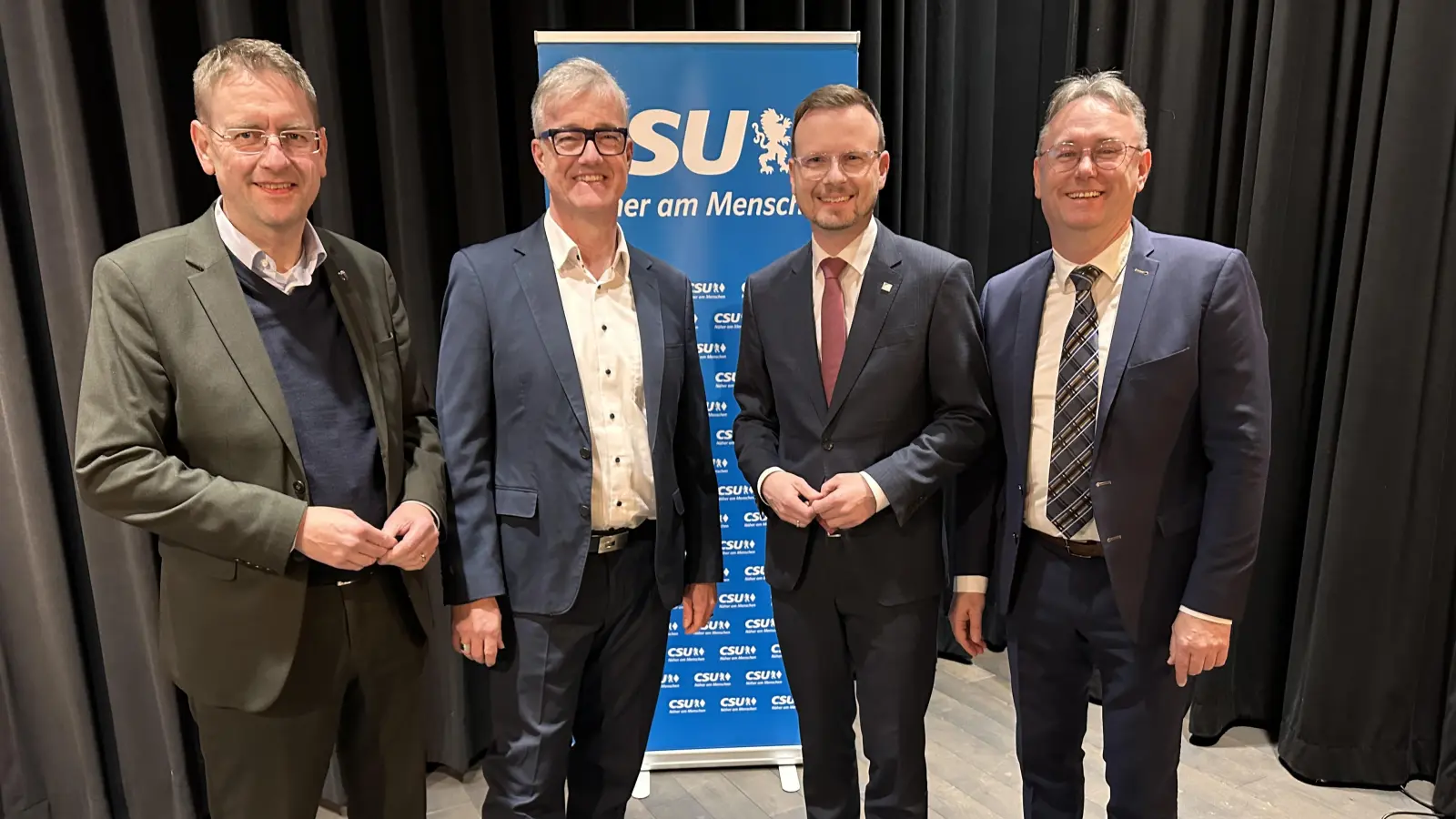 CSU-Ortsvorsitzender Herbert Lindörfer, Bezirkstagspräsident Peter Daniel Forster, Bürgermeister Patrick Ruh und Landrat Dr. Jürgen Ludwig (von rechts) stimmten die Gäste des CSU-Neujahrsempfangs im Feuchtwanger Kulturkino auf das Jahr 2026 ein. (Foto: Martina Haas)