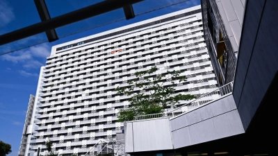 Die Fassade des 1969 fertig gestellten Arabellahauses wird ab 2030 komplett erneuert. Eine 200 Meter lange Außenrolltreppe soll Besucher künftig auf die Dachterrasse befördern.  (Foto: Sven Hoppe/dpa)
