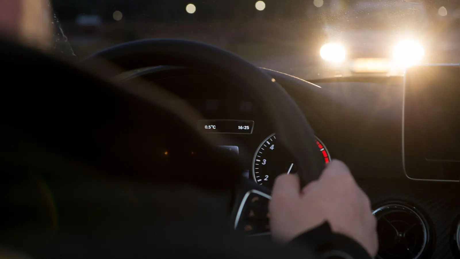 Ein 32-Jähriger fuhr auf dem Weg nach Ansbach seinen Wagen zu Schrott, weil er auf der B13 kontinuierlich auf dem Grünstreifen fuhr. (Symbolbild: Klaus-Dietmar Gabbert/dpa-tmn)