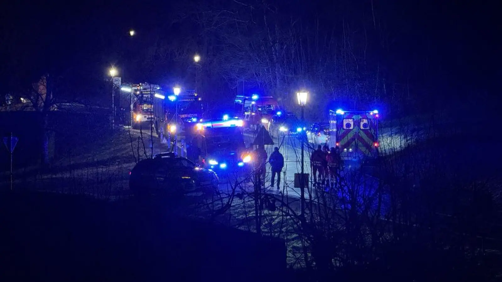 Nach einem Unfall sperrt die Feuerwehr die Straße von der Doppelbrücke bis zum Wildbad. (Symbolbild: Sabine Gundel)