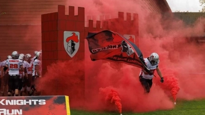 Roter Rauch beim Einlaufen der Franken Knights in Rothenburg. Mal schauen, was die Ritter in Landsberg erwartet. (Foto: Thomas Lüdtke)