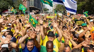 Anhänger des rechten Ex-Präsidenten Bolsonaro zogen zu Tausenden auf die Straße. (Foto: Allison Sales/dpa)