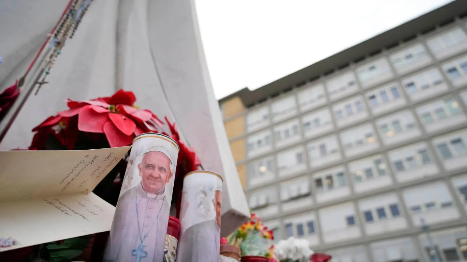 Der klinische Zustand von Papst Franziskus ist nach Vatikan-Angaben stabil.  (Foto: Gregorio Borgia/AP/dpa)