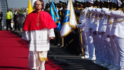 Der Papst bei seiner Ankunft in Luanda. (Foto: Andrew Medichini/AP/dpa)