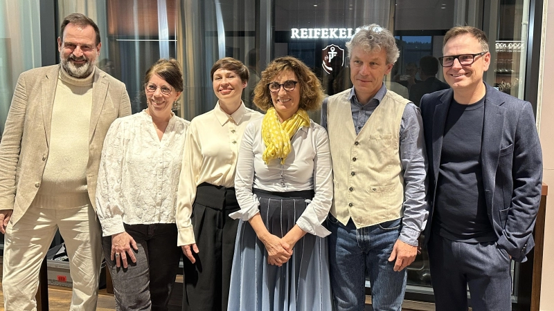 Bestritten und genossen den Abend (von links): Professor Dr. Alexander Wöll (Moderator), Stella Cramer (Buchhandlung Dorn), Autorin Sofia Andruchowytsch, Nathalie Hofmann (Brauerei Hofmann), Alexander Kratochvil (Übersetzer) und Landrat Dr. Christian von Dobschütz. (Foto: Josefine Mühlroth)