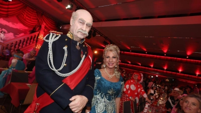 Bayerns Ministerpräsident Markus Söder (CSU) und Karin Baumüller-Söder feiern als Reichskanzler Otto von Bismarck und eine Dame aus der Zeit Bismarcks bei der Livesendung des Bayerischen Rundfunks „Fastnacht in Franken” in den Mainfrankensälen. (Foto: Karl-Josef Hildenbrand/dpa)