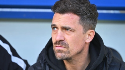 Nach dem Skandalspiel gegen Hertha muss Trainer Thomas Stamm mit Dynamo Dresden beim Club in Nürnberg antreten. (Archivbild) (Foto: Swen Pförtner/dpa)