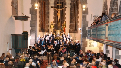 Mit rund 300 Besucherinnen und Besuchern war die St.-Johannis-Kirche beim Konzert des Bürgermeisterchors im Landkreis Ansbach und des Dinkelsbühler Blechbläserensembles gut gefüllt. (Foto: Peter Tippl)