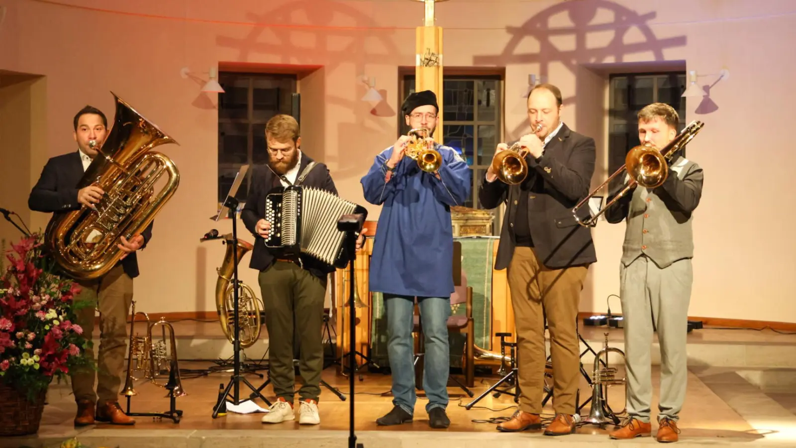 Das Blechbläserensemble Dinkelsbühl: Frank Prechter, Armin Bestelmeyer, Stefan Schneider, Johannes Krauß und Otto Czech (von links) sorgten mit ihren Gstanzln für Lacher. (Foto: Martina Haas)