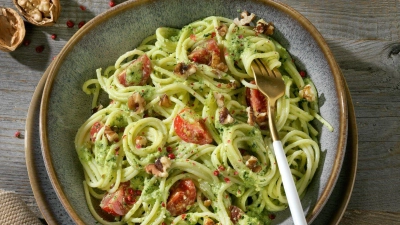 Dieser Nudelsalat mit Walnuss-Pesto und Kirschtomaten wird aus dem dünneren Bruder der Spaghetti gemacht - den Spaghettini.  (Foto: photoart/Christian Verlag/Susann Kreihe/dpa-tmn)