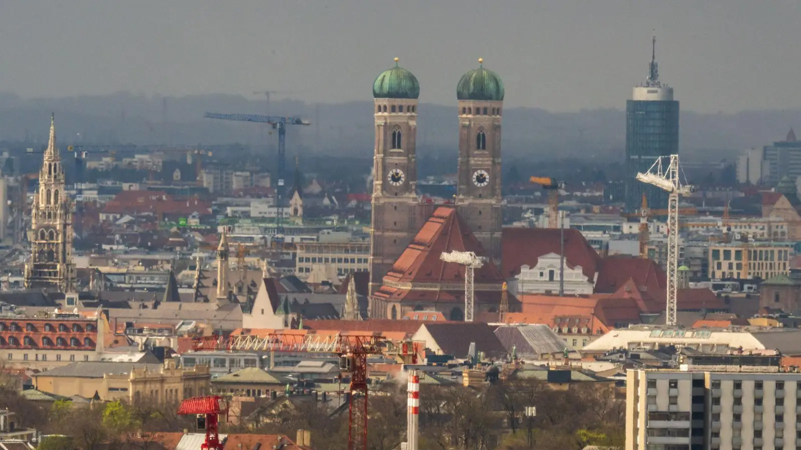 In der Skyline von München sollen zwei markante Hochhäuser hinzukommen. (Symbolbild) (Foto: Peter Kneffel/dpa)