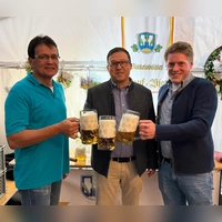 Beim ersten Prosit (von links): Vereinsvorsitzender Karlheinz Strauß, Bürgermeister Oliver Frank und Brauereichef Florian Hauf. (Foto: Ruth März)