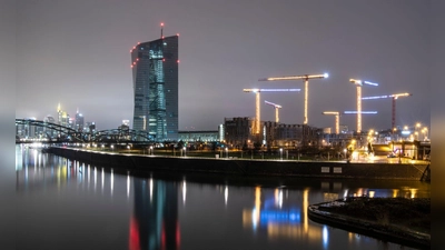 Die Bankenskyline von Frankfurt ragt hinter der Europäischen Zentralbank (EZB)  empor. (Foto: Boris Roessler/dpa)