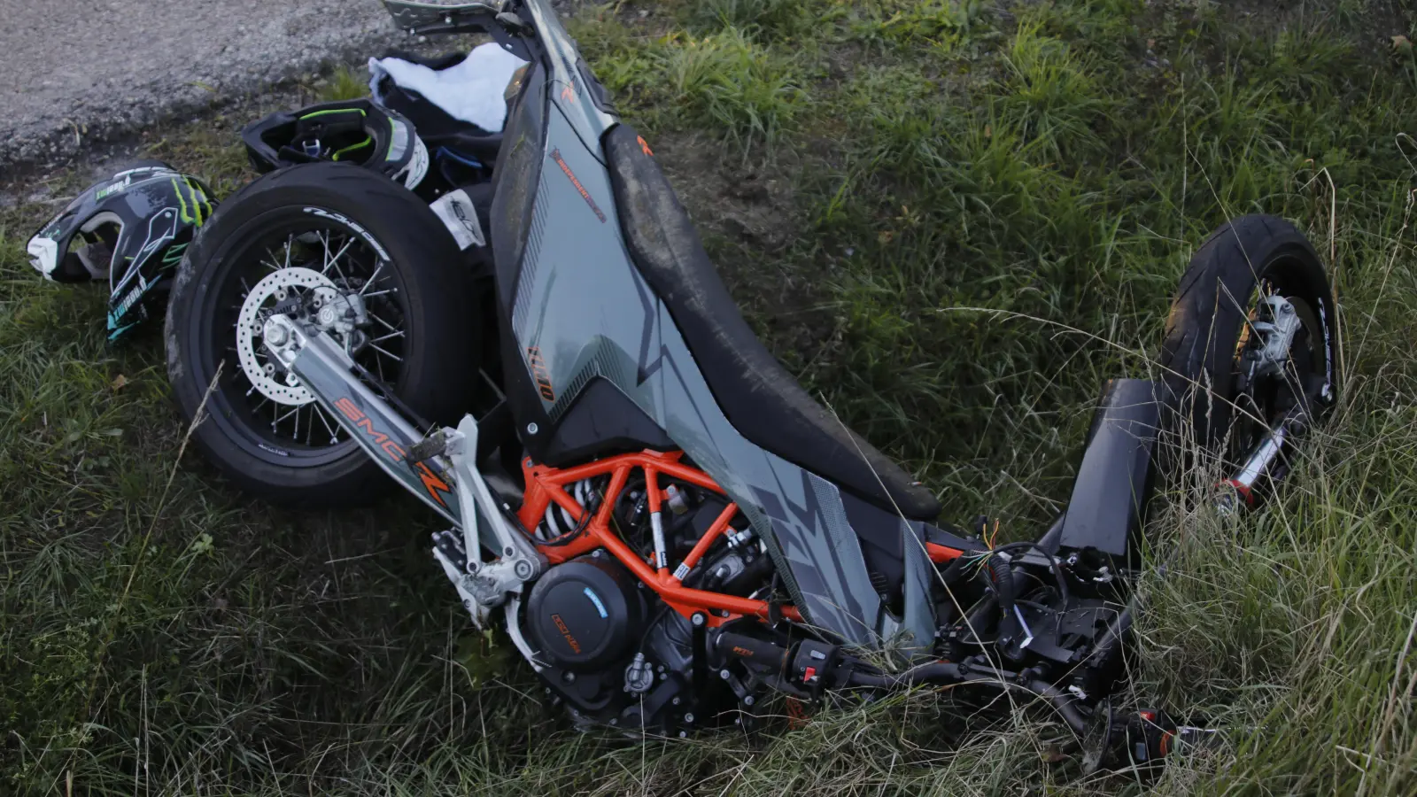 Nach einem Verkehrsunfall bei Aurach wurden zwei Menschen schwer verletzt ins Krankenhaus gebracht.  (Foto: NEWS5 / Schreiber)