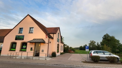 Auf der öffentlichen Parkfläche vor dem Tante-M-Laden in Wieseth, dort, wo im Bild der Pkw steht, soll eine DHL-Packstation aufgestellt werden. (Foto: Albert Schülein)