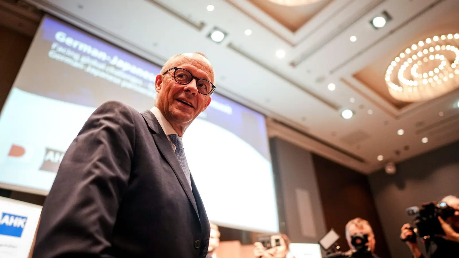 Während Merz in Asien unterwegs ist, gewinnt in Deutschland die Debatte über die Steinmeier-Nachfolge an Fahrt.  (Foto: Kay Nietfeld/dpa)