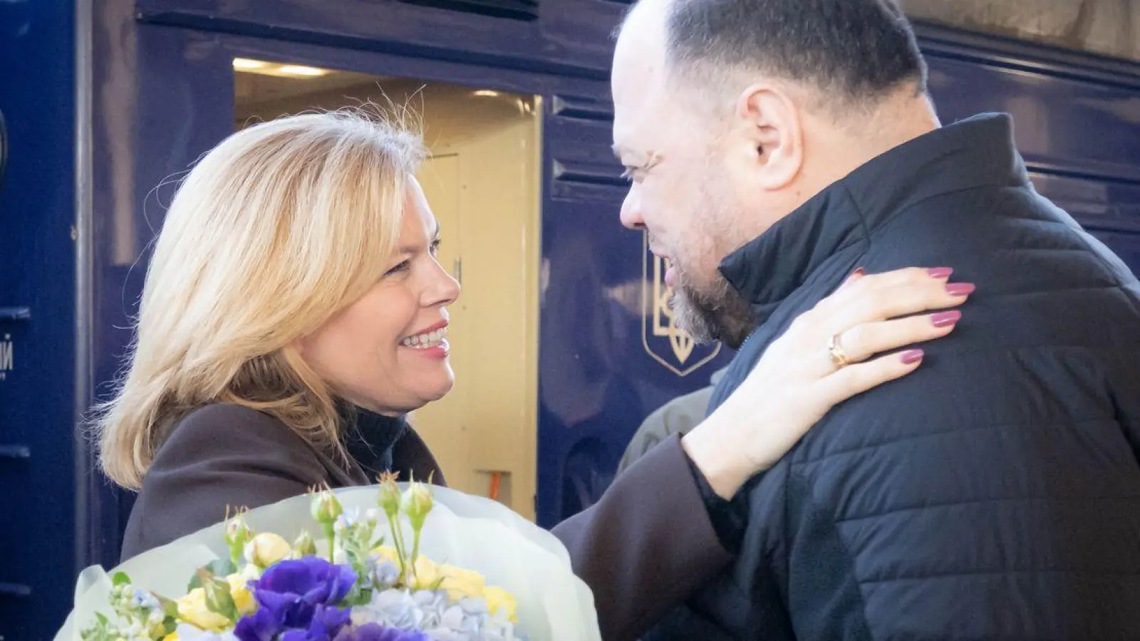 Klöckner wurde vom ukrainischen Parlamentspräsidenten Ruslan Stefantschuk am Bahnsteig in Kiew empfangen. (Foto: Sina Schuldt/dpa)