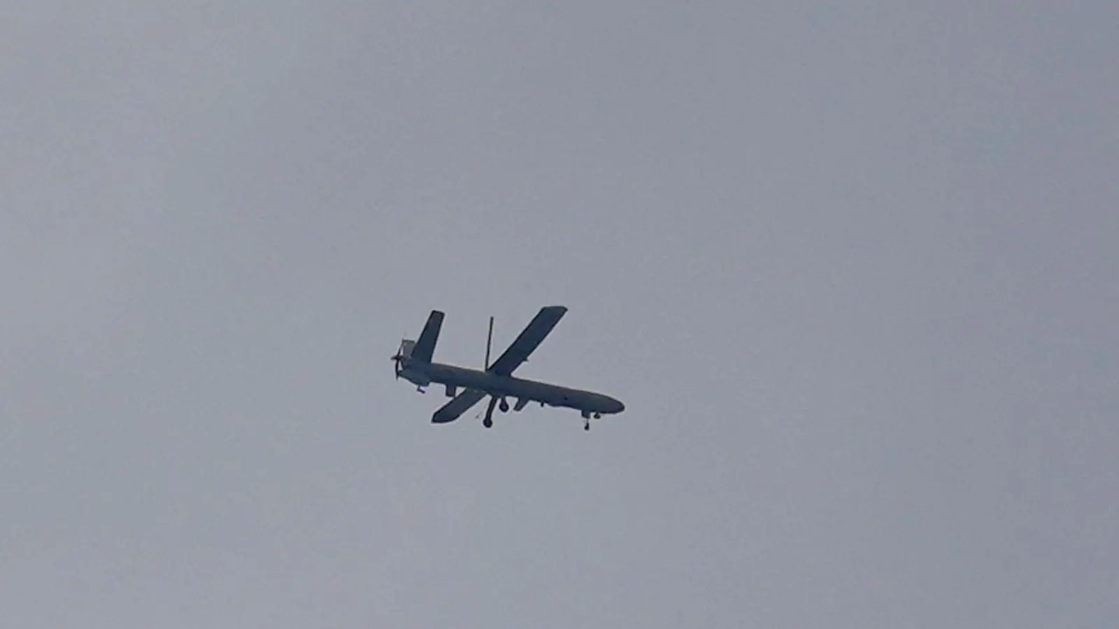 Zwei Menschen werden bei israelischen Luftschlägen im Libanon getötet. Mehrere werden verletzt. (Foto: Hussein Malla/AP/dpa)