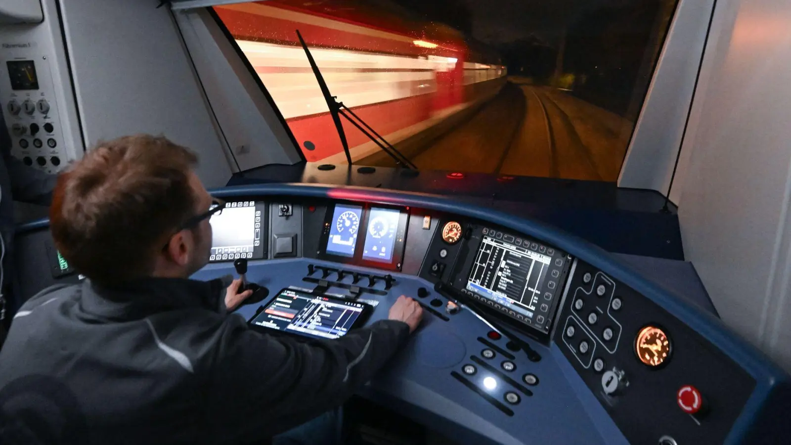 Für die Ausrüstung von Zügen mit ETCS gibt es nun eine neue Förderrichtlinie vom Bund. (Archivbild) (Foto: Bernd Weißbrod/dpa)