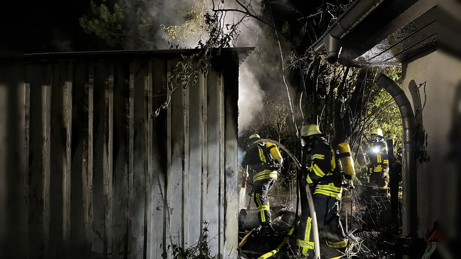 Eine Gartenhütte ist am Donnerstag in Bechhofen komplett ausgebrannt. (Foto: Johannes Flierl)