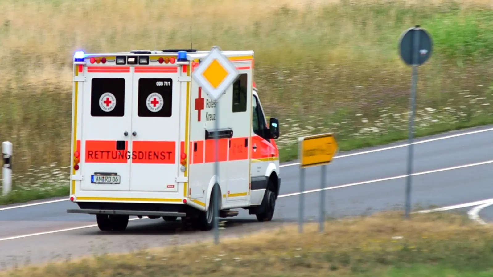 Vorsichtshalber ins Krankenhaus gebracht wurde ein 20-Jähriger, der einen schweren Unfall mit Schürfwunden überstand. (Symbolbild: Jim Albright)