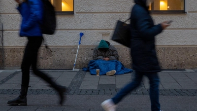 Ein Obdachloser in München. (Symbolbild) (Foto: Peter Kneffel/dpa)