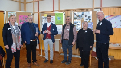 Auch der ökumenische Austausch wurde bei der Synode des neuen evangelischen Dekanats „An Sulzach und Wörnitz” gepflegt (von links): Roswitha Fingerhut, Rainer Schülein, der katholische Pfarrer Ulrich Schmidt, Karl Neuberger, Dekanin Uta Lehner und der katholische Pfarrer Christoph Matejczuk.  (Foto: Peter Tippl)