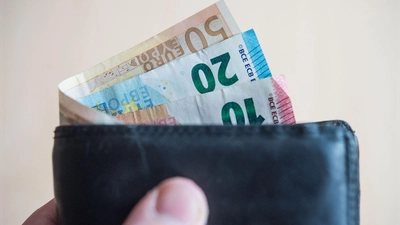 Eine unbekannte Person klaute am Mittwoch am Wertstoffhof Dettendorf einen Geldbeutel voller Bargeld. (Symbolbild: Lino Mirgeler/dpa)